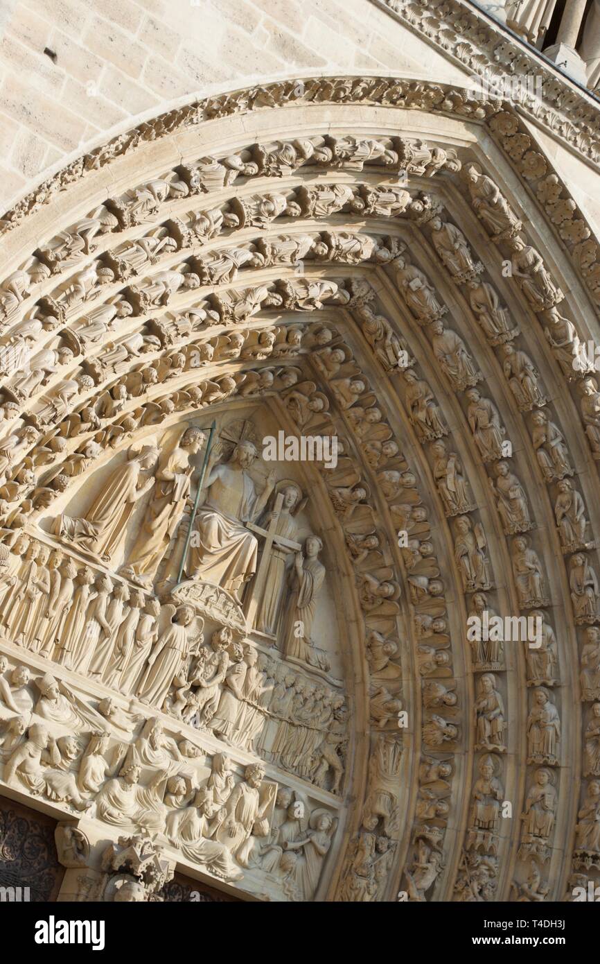 Soleggiato sculture in pietra - le figure sopra porta inserendo la cattedrale di Notre Dame di Parigi (Francia). Gli angeli e gli esseri umani e di Cristo. Christian figure religiose Foto Stock