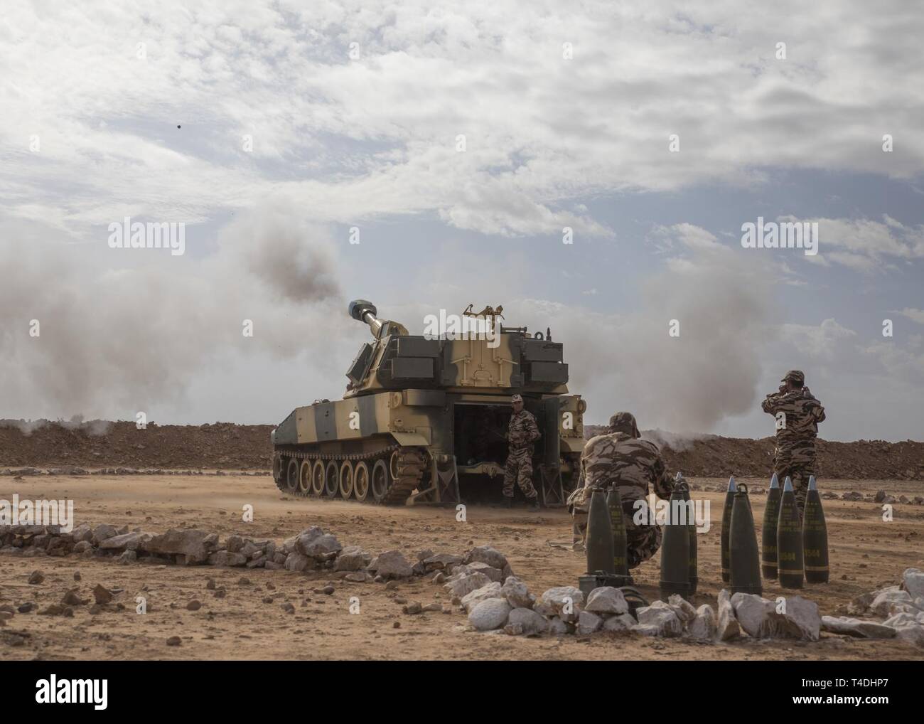 I membri del reale marocchino forze armate dimostrare i metodi di formazione con M109A5 obici per i soldati della Utah guardia nazionale del primo battaglione, 145Campo reggimento di artiglieria; Idaho National Guard del primo battaglione, 148th campo reggimenti di artiglieria; e 1° Battaglione, campo 320reggimento di artiglieria, 2° Brigata Team di combattimento, 101st Airborne Division, durante l'esercizio African Lion 2019, vicino a Tan Tan, Marocco, Marzo 26, 2019. Questo esercizio annuale è un combinato- multi-evento nazionale focalizzata sul miglioramento della comprensione reciproca pur dimostrando il forte legame tra le nazioni " le forze armate. Foto Stock