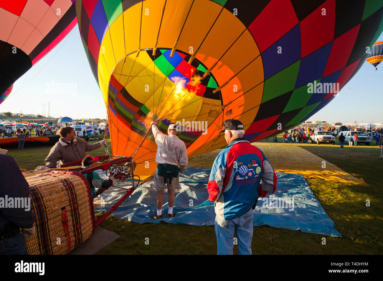 AHot pallone aerostatico essendo istituito presso l'Albuquerque, Nuovo Messico International Hot Air Balloon Festival. Foto Stock