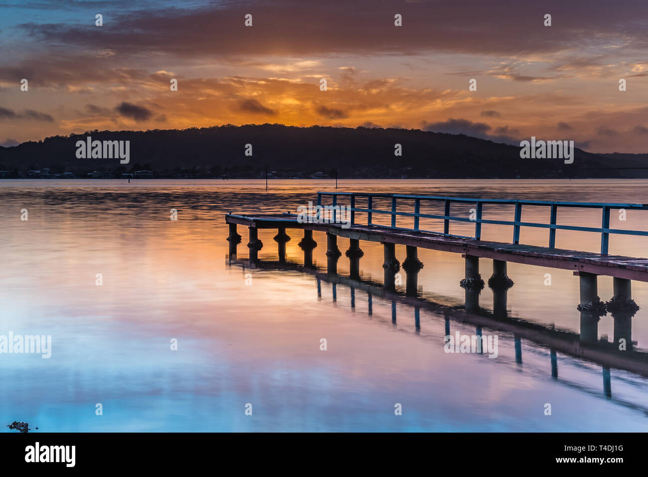 Catturare l'alba da Woy Woy Waterfront sulla costa centrale, NSW, Australia. Foto Stock