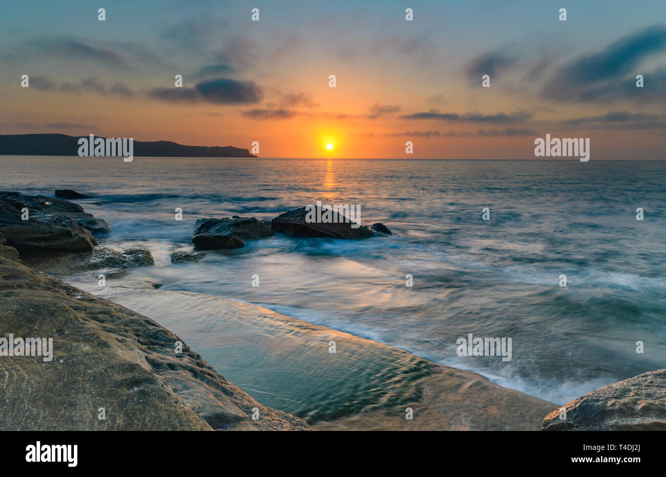 Catturare l'alba da Pearl Beach sulla costa centrale, NSW, Australia. Foto Stock