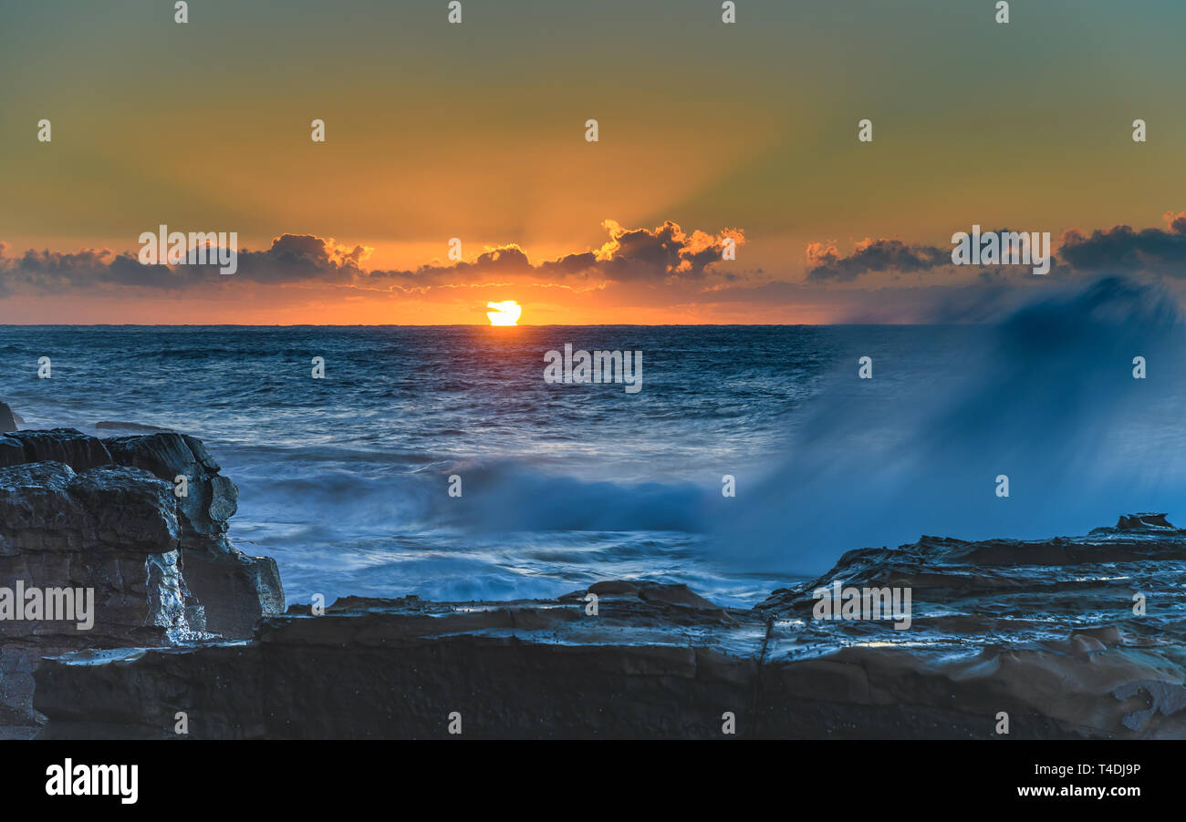 Catturare l'alba da Nord Avoca Beach sulla costa centrale, NSW, Australia. Foto Stock