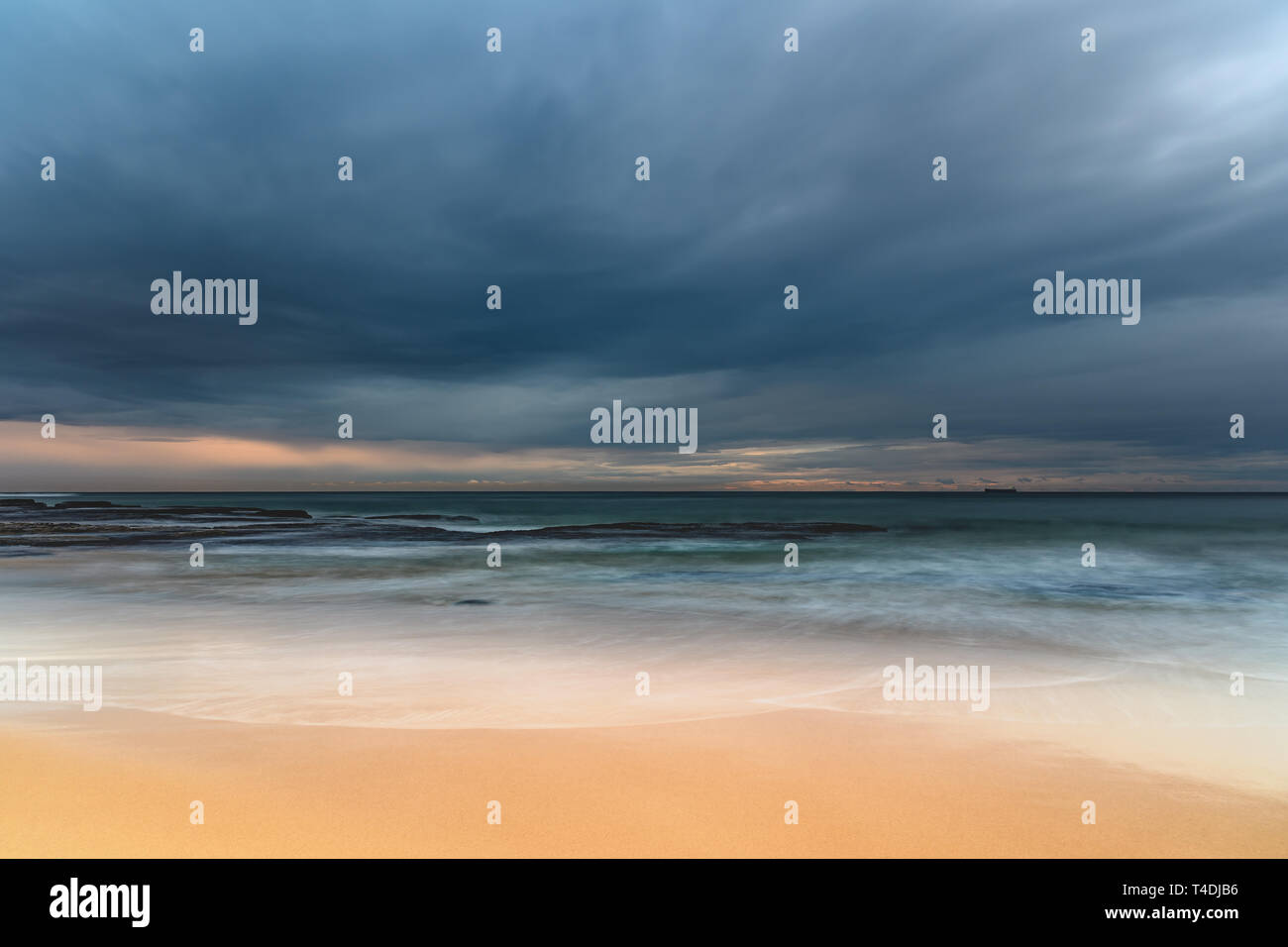 Catturare l'alba dalla Forresters Beach sulla costa centrale, NSW, Australia. Foto Stock
