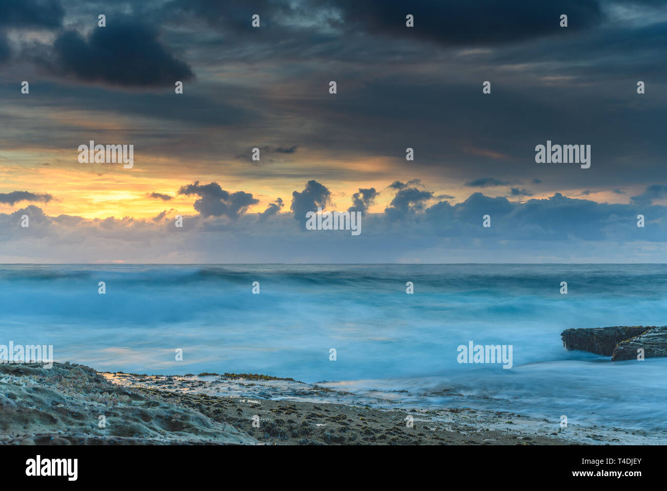 Catturare l'alba dalla Skillion a Terrigal sulla costa centrale, NSW, Australia. Foto Stock