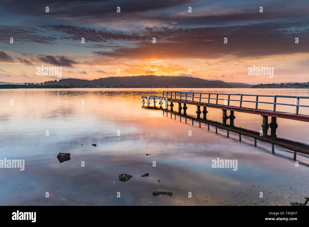 Catturare l'alba da Woy Woy Waterfront sulla costa centrale, NSW, Australia. Foto Stock
