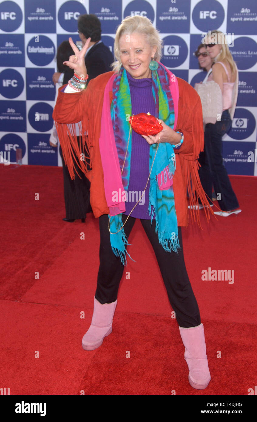 LOS ANGELES, CA. Febbraio 28, 2004: SALLY KIRKLAND al 2004 IFP Independent Spirit Awards sulla spiaggia di Santa Monica, CA. Foto Stock