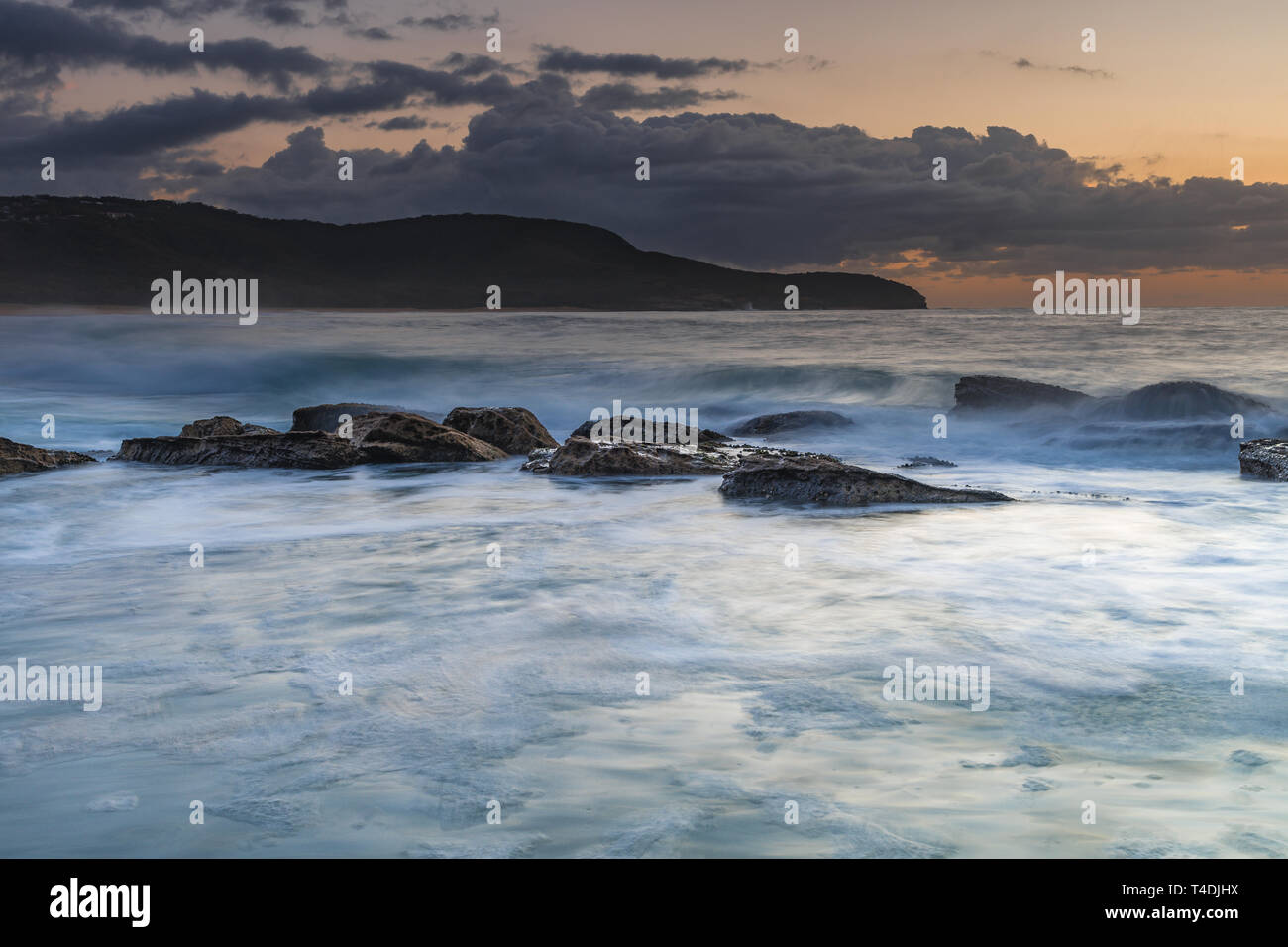 Soft Sunrise Seascape - Catturare il sunrise da Killcare Beach sulla costa centrale, NSW, Australia. Foto Stock