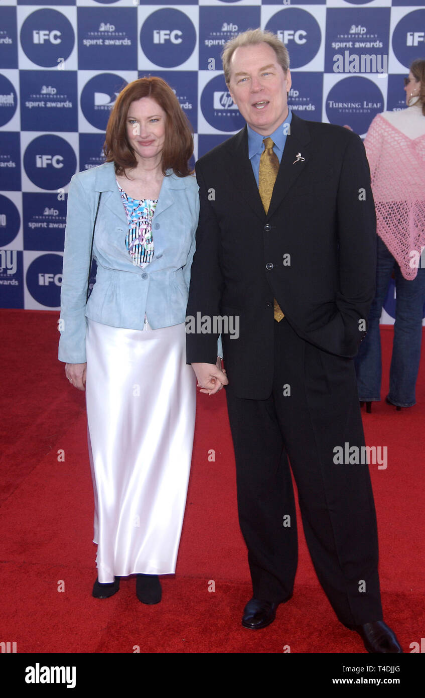 LOS ANGELES, CA. Febbraio 28, 2004: Michael McKEAN & Annette O'Toole al 2004 IFP Independent Spirit Awards sulla spiaggia di Santa Monica, CA. Foto Stock