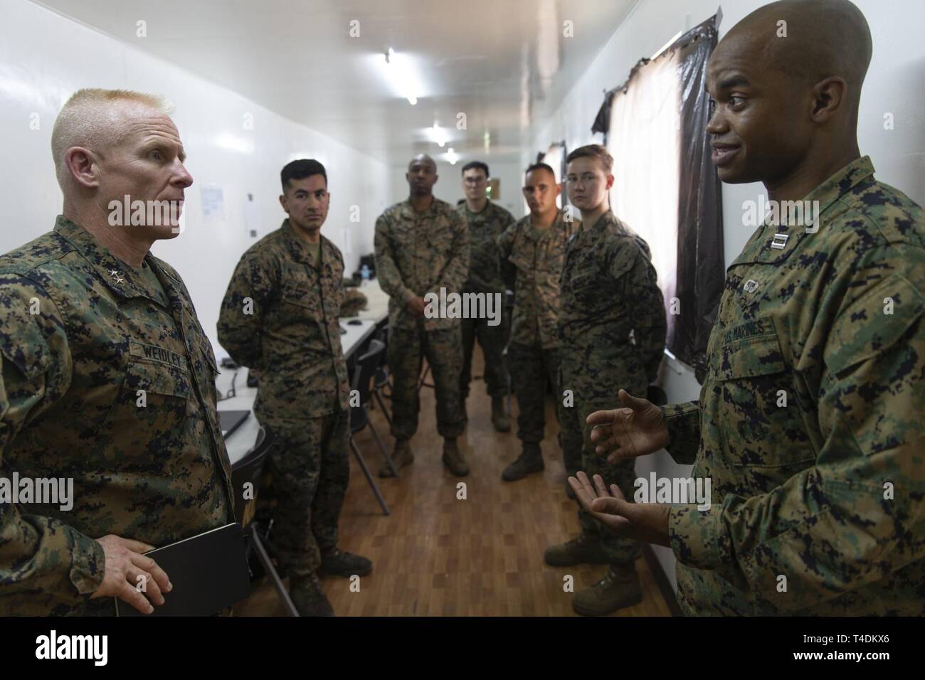 Stati Uniti Marine Corps Il Mag. Gen. Thomas D. Weidley, Comandante generale del primo velivolo Marina Wing, parla con il cap. Daniel Calloway con Marine Wing Support Squadron 171 a Clark Air Base, Filippine, 1 aprile 2019, durante l'esercizio Balikatan. Balikatan è un esercizio annuale tra gli Stati Uniti e le Filippine e proviene da una frase Tagalog significato houlder "a spalla", che rappresenta la relazione tra i due paesi. L'esercizio promuove la sicurezza regionale e gli sforzi umanitari per Stati Uniti alleati e partner. Foto Stock