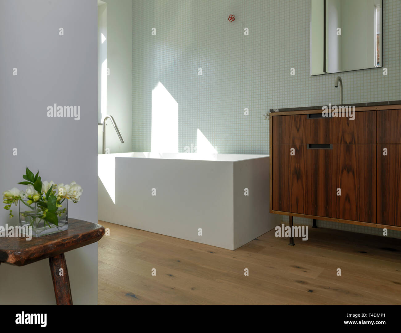 Bagno con pavimento in legno Foto Stock