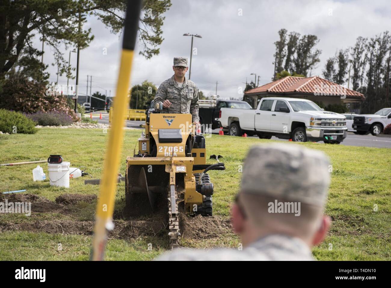 Airman 1. Classe Rafael Waledziak, 30 Ingegneria civile Squadron, opera di macchinari durante le riparazioni di base 3 aprile 2019, sulla base aerea di Vandenberg, California Waledziak aiuta a mantenere Vandenberg AFB lungo con le riparazioni quando necessario. Foto Stock