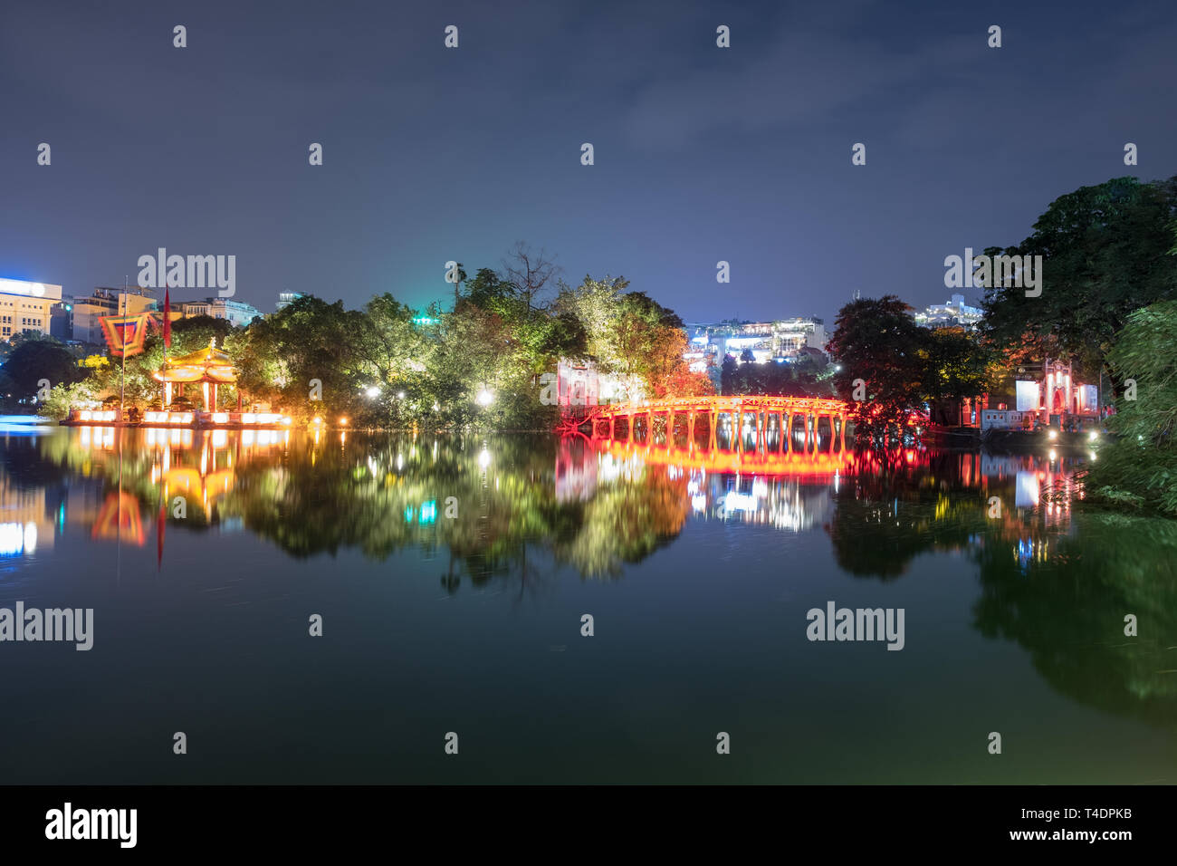 Vista dell'edificio huc ponte rosso con il santuario nel lago Hoan Kiem di notte, Hanoi, Vietnam Foto Stock