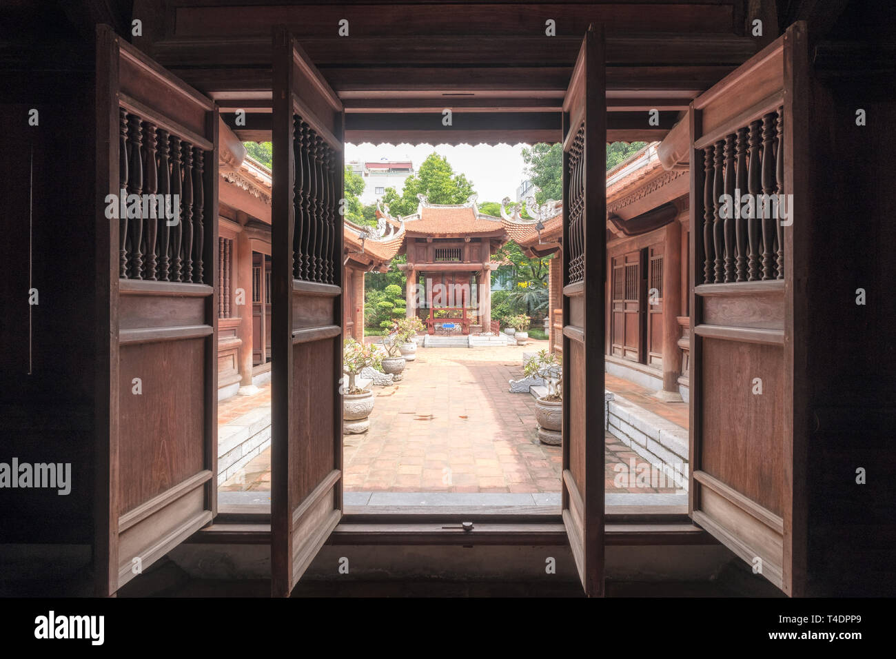 Aprire vecchia porta di legno nel tempio Foto Stock