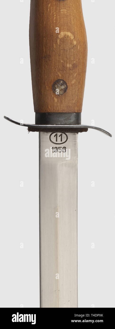 Una Lucidatura Coltello da combattimento, creatore di Radom singola lama a bordo con un punto pandour, maker codice '11' di forma ovale sopra l'anno "1956" e il numero "R06241". Acciaio brunito fodero numerati 'M02575', pelle tracolla. Lunghezza 27 cm, storico, storici degli anni cinquanta, xx secolo, spinta, thrustings, blade, blade, arma da mischia, armi da mischia, mano arma in mano armi, palmare, arma, armi, armi, armi, oggetto, gli oggetti alambicchi, clipping, clippings, tagliate, cut-out, ritagli Additional-Rights-Clearance-Info-Not-Available Foto Stock