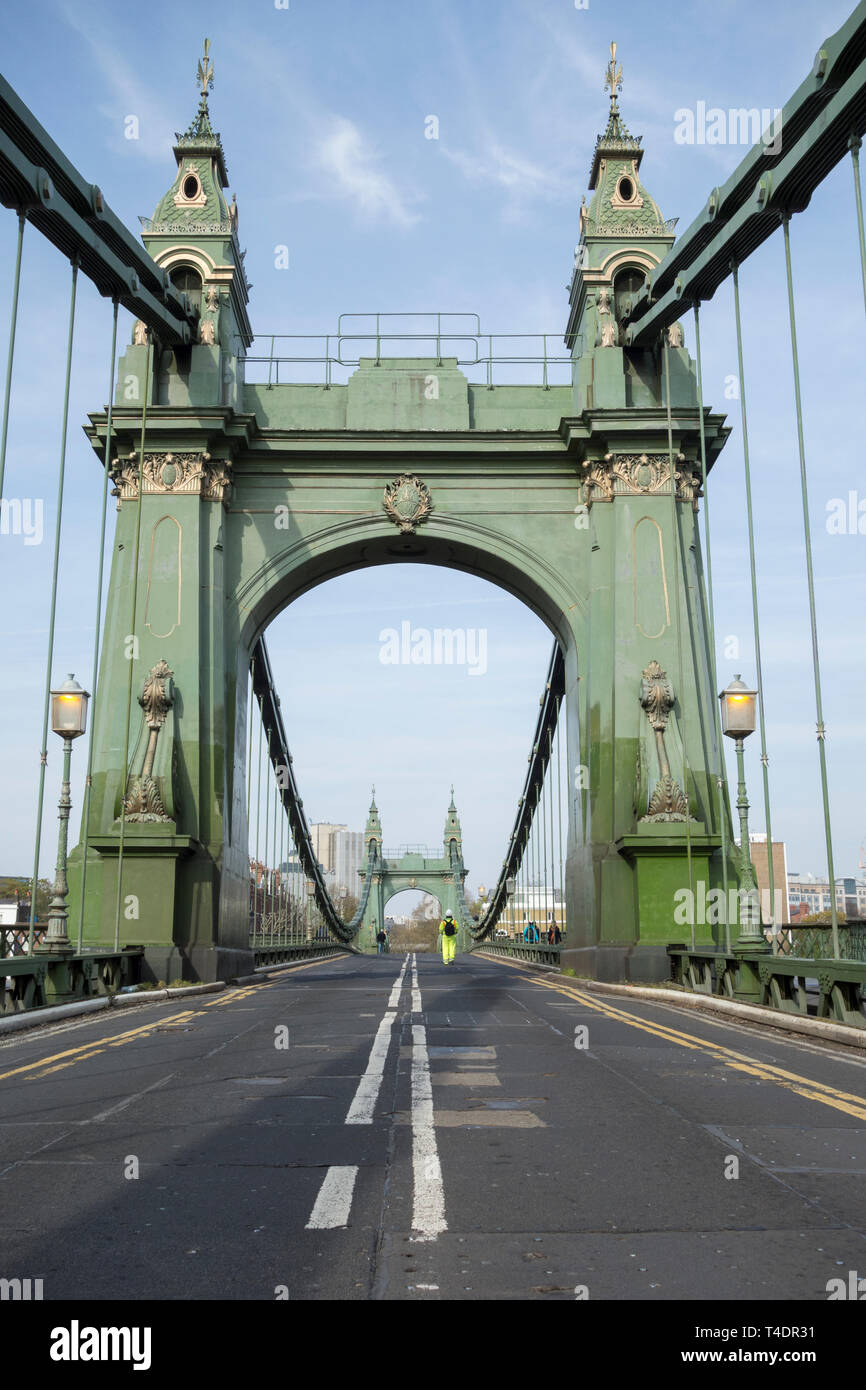 Un operaio solitario sul ponte di Hammersmith che ora è stata chiusa a tempo indeterminato per autovetture e autobus ma ancora aperta per i pedoni e i ciclisti Foto Stock