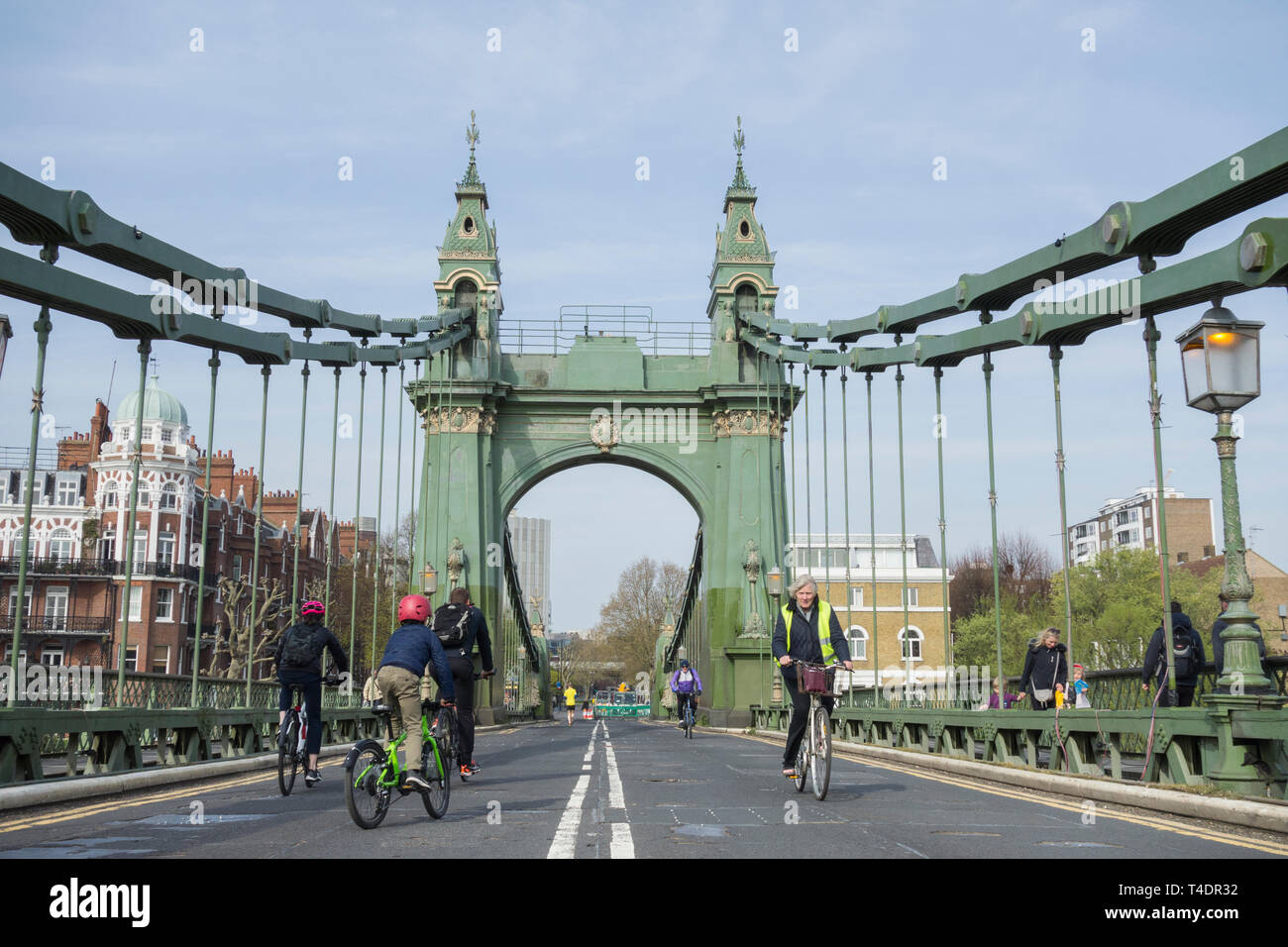 I ciclisti che scorrono sopra Hammersmith Bridge che ora è stata chiusa a tempo indeterminato per autovetture e autobus ma ancora aperta per i pedoni e i ciclisti Foto Stock
