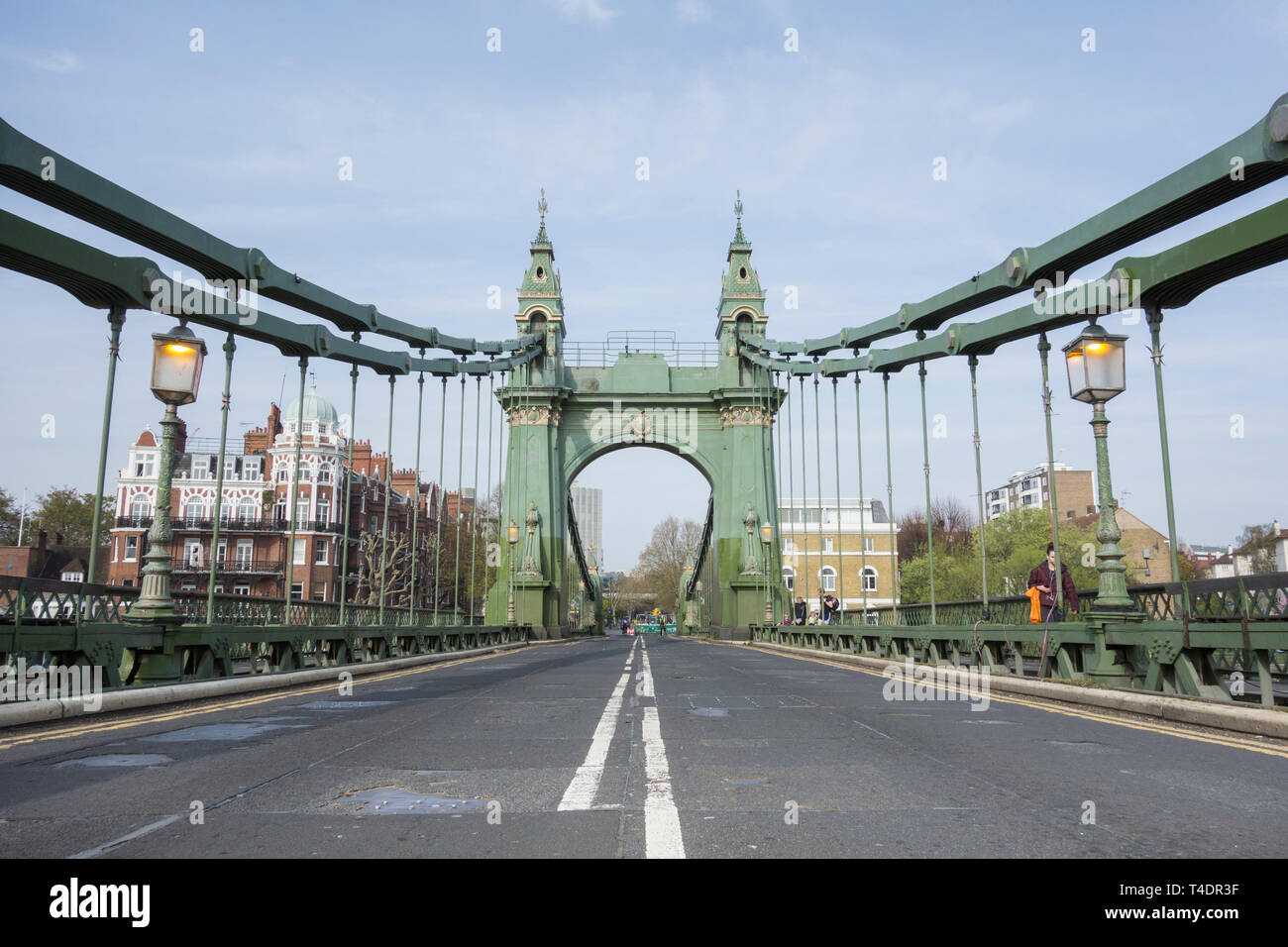 Un ponte abbandonato di Hammersmith è stato chiuso a tempo indeterminato a automobili e autobus, ma è ancora aperto a pedoni e ciclisti. Hammersmith, Londra, Inghilterra, Regno Unito Foto Stock