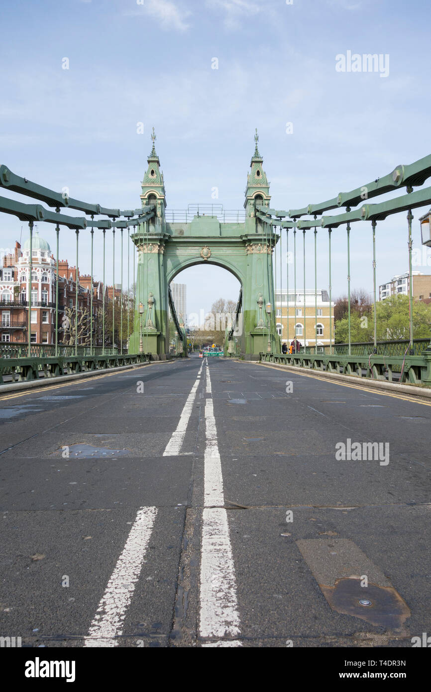 Un vuoto di Hammersmith Bridge che ora è stata chiusa a tempo indeterminato per autovetture e autobus ma ancora aperta per i pedoni e i ciclisti Foto Stock