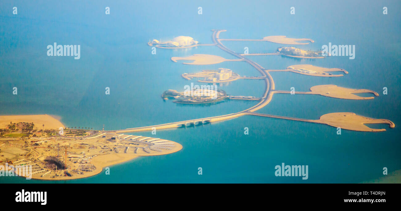 Banner panorama dell'Pearl-Qatar, l'isola artificiale nel Golfo Persico, Doha, Qatar, Medio Oriente. Volo panoramico di esclusiva isola Dana. Antenna Foto Stock