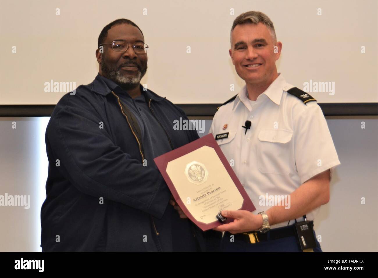 Arlanda Pearson, U.S. Esercito di ingegneri Norfolk Distretto dipendente, contiene un premio consegnato dal distretto di Norfolk Commander Col. Patrick parente durante il distretto municipio incontro a Fort Norfolk, Virginia, Marzo 21, 2019. Alla manifestazione, parente ha presentato la sua perdurante priorità: Prendersi cura di ogni altro, funzionano in un modo che vince il futuro business e abbracciare le opportunità di cambiamento. Foto Stock