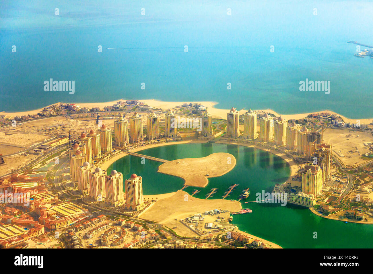 I dettagli delle torri del Pearl-Qatar, l'isola artificiale nel Golfo Persico, Doha, Qatar, Medio Oriente. Volo panoramico di Viva e Bahriya Bahriya Beach Foto Stock