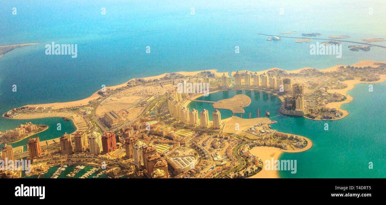 Vista aerea del Pearl-Qatar, l'isola artificiale nel Golfo Persico, Doha, Qatar, Medio Oriente. Volo panoramico di Viva Bahriya nel Maghreb e Moresco Foto Stock