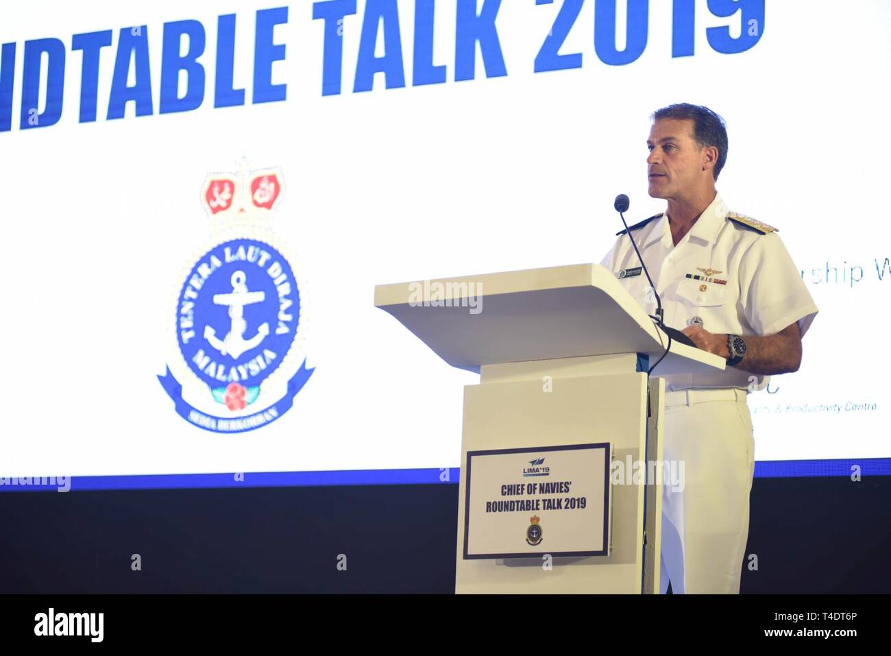 Il Langkawi, Malesia (26 marzo 2019) il comandante, U.S. Flotta del Pacifico, ADM. Giovanni Aquilino parla al tasto navale e aerea i responsabili di tutto l'Indo-Pacifico durante il Capo della Marina Militare' Roundtable colloqui al 2019 Langkawi internazionale marittimo e del settore aerospaziale (LIMA) mostra. Circa 1.400 U.S. La marina e il personale dell'Air Force ha partecipato a LIMA19. Stati Uniti Navy sul display incluso un P-8A Poseidone, EA-18G Growler e MH-60R Seahawk. Il 7° ammiraglia della flotta, USS Blue Ridge (LCC 19), e distruttore USS Preble (DDG 88), arrivati Mar. 25. Foto Stock