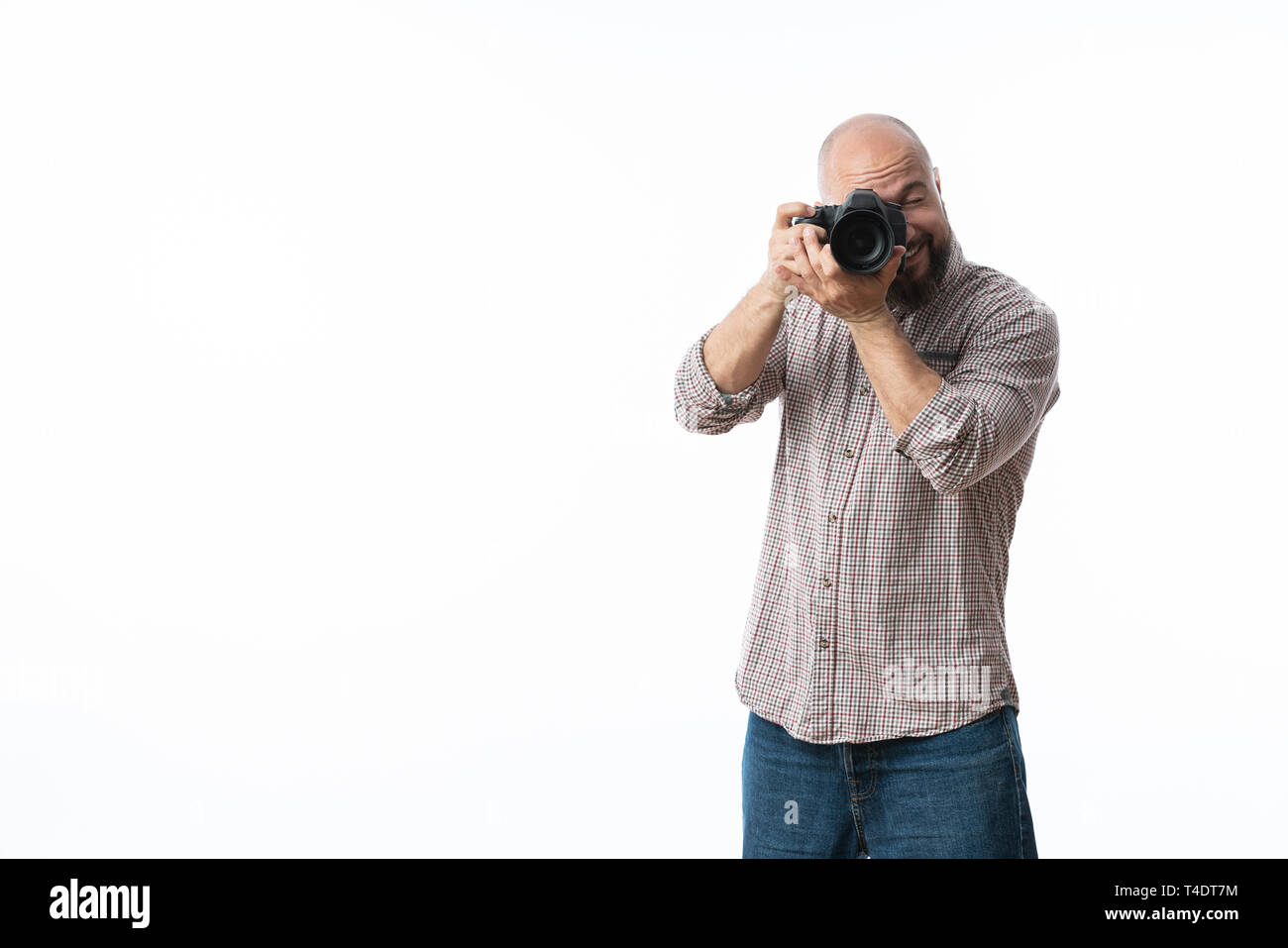 Giovane fotografo allegro con la barba, mentre lavora in studio Foto Stock