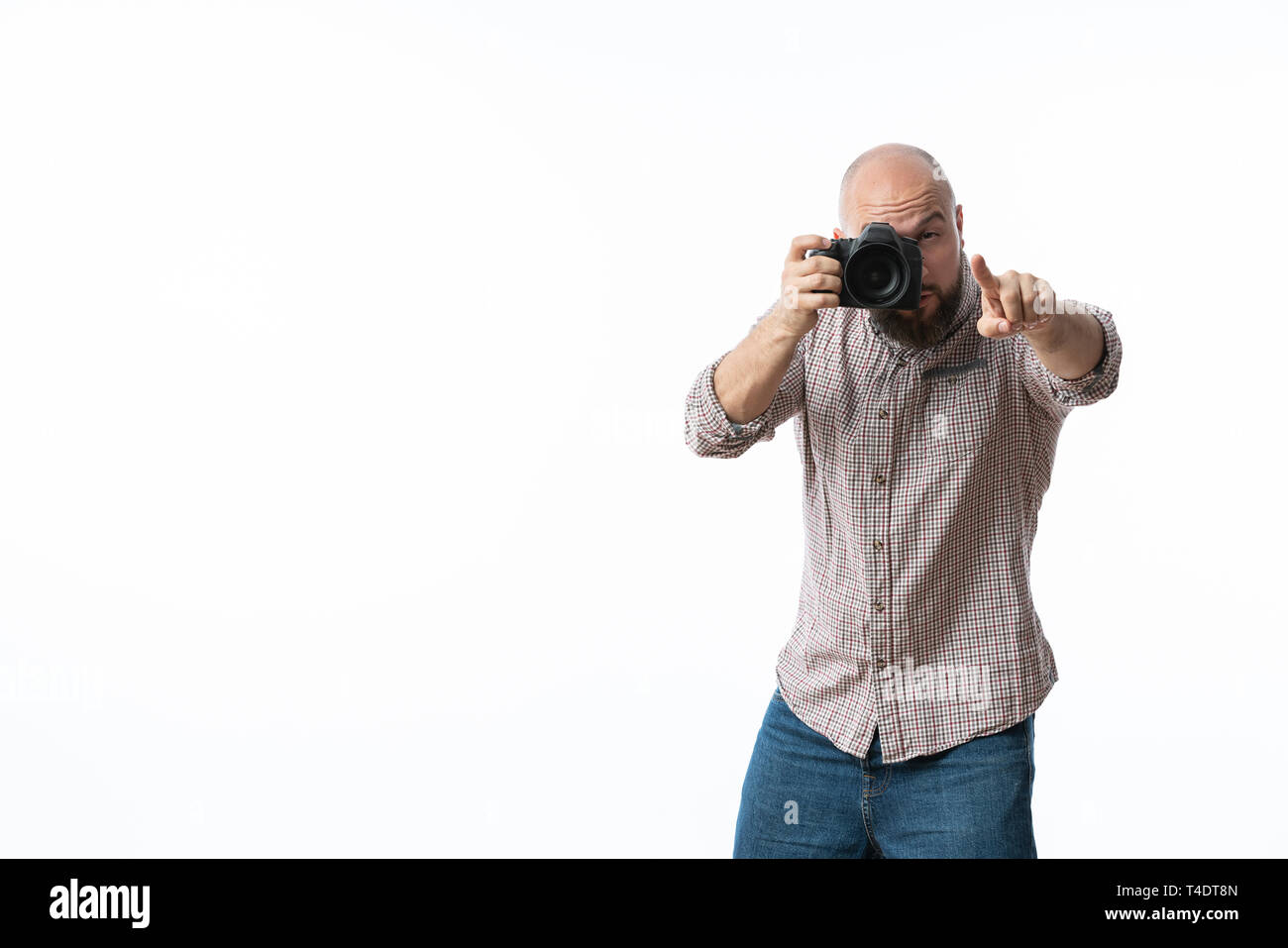 Giovane fotografo allegro con la barba, mentre lavora in studio Foto Stock