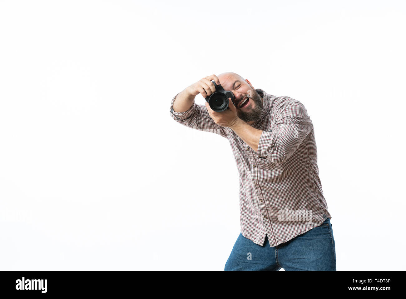 Giovane fotografo allegro con la barba, mentre lavora in studio Foto Stock