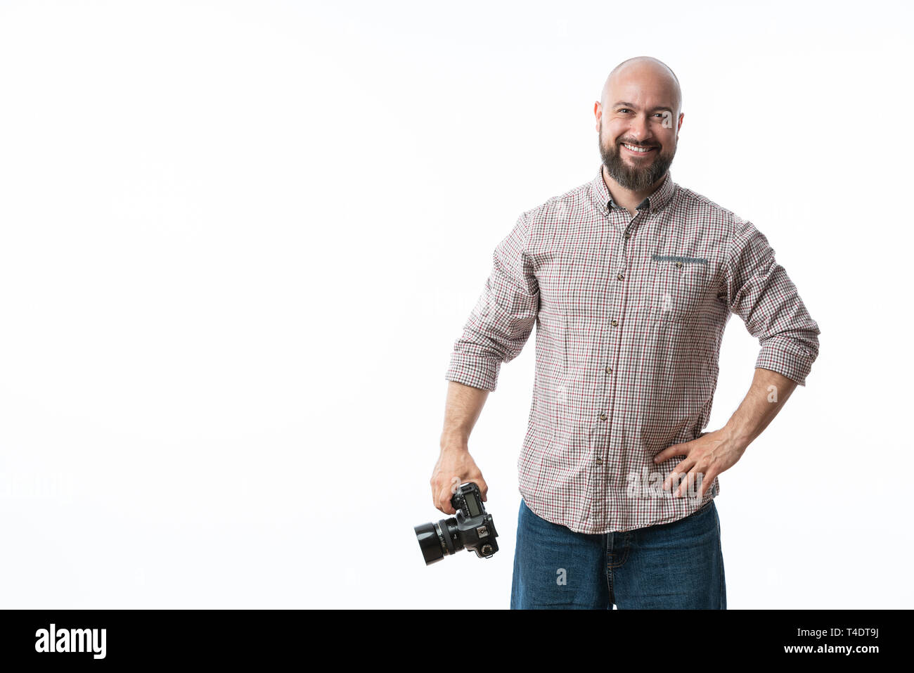Giovane fotografo allegro con la barba, mentre lavora in studio Foto Stock
