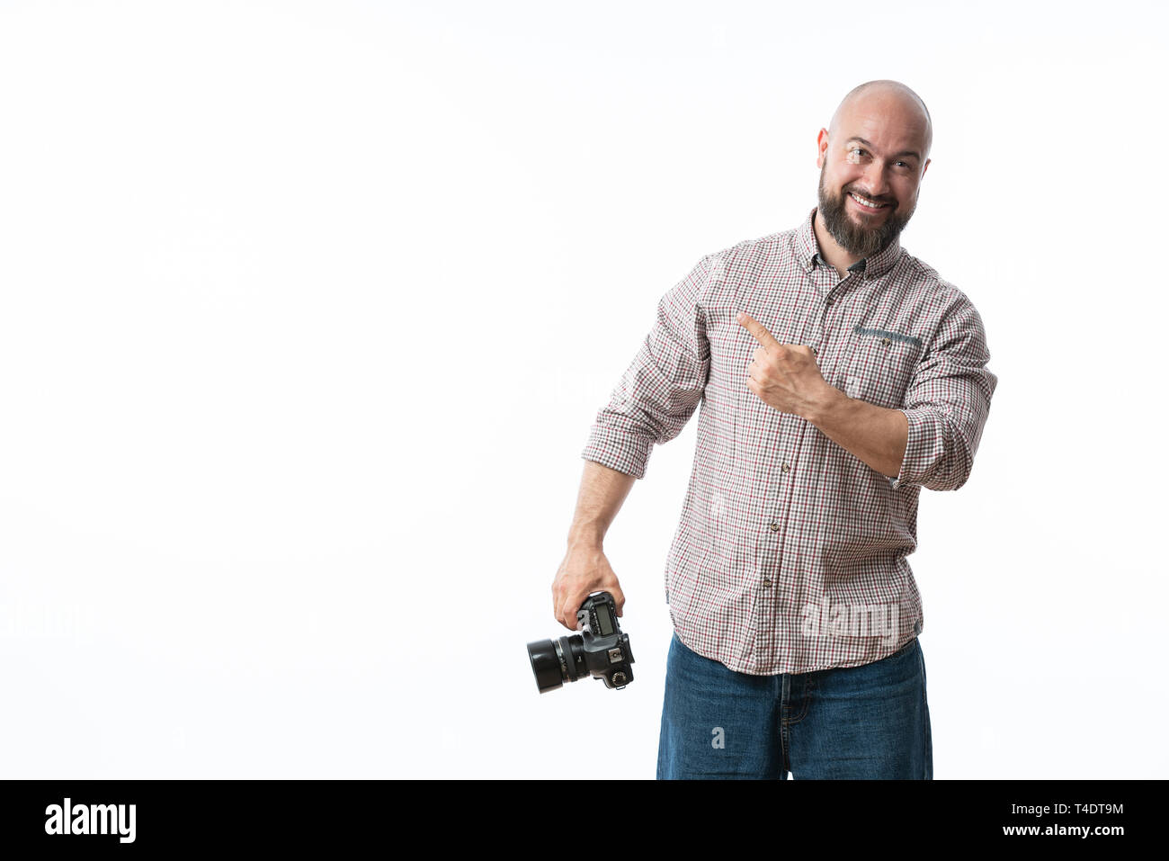Giovane fotografo allegro con la barba, mentre lavora in studio Foto Stock