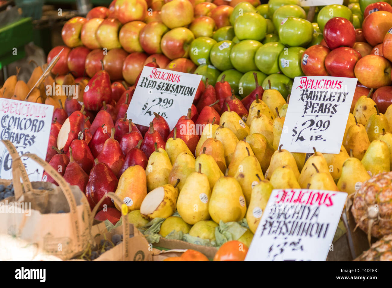 Varia e colorata di pere e mele in una fase di stallo a Pike Place Market di Seattle. Foto Stock