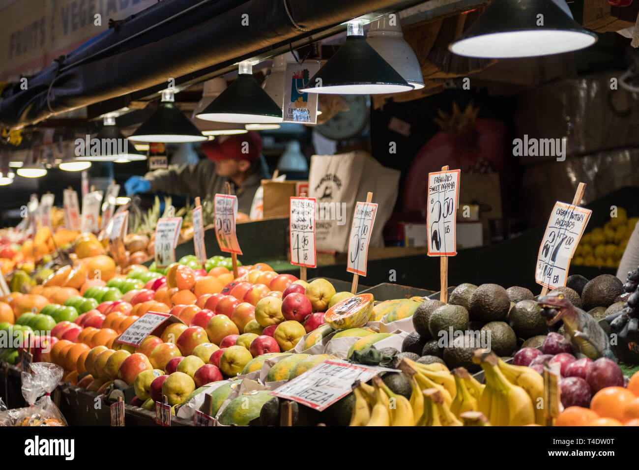 Pressione di stallo di frutta a Pike Place Market di Seattle Foto Stock