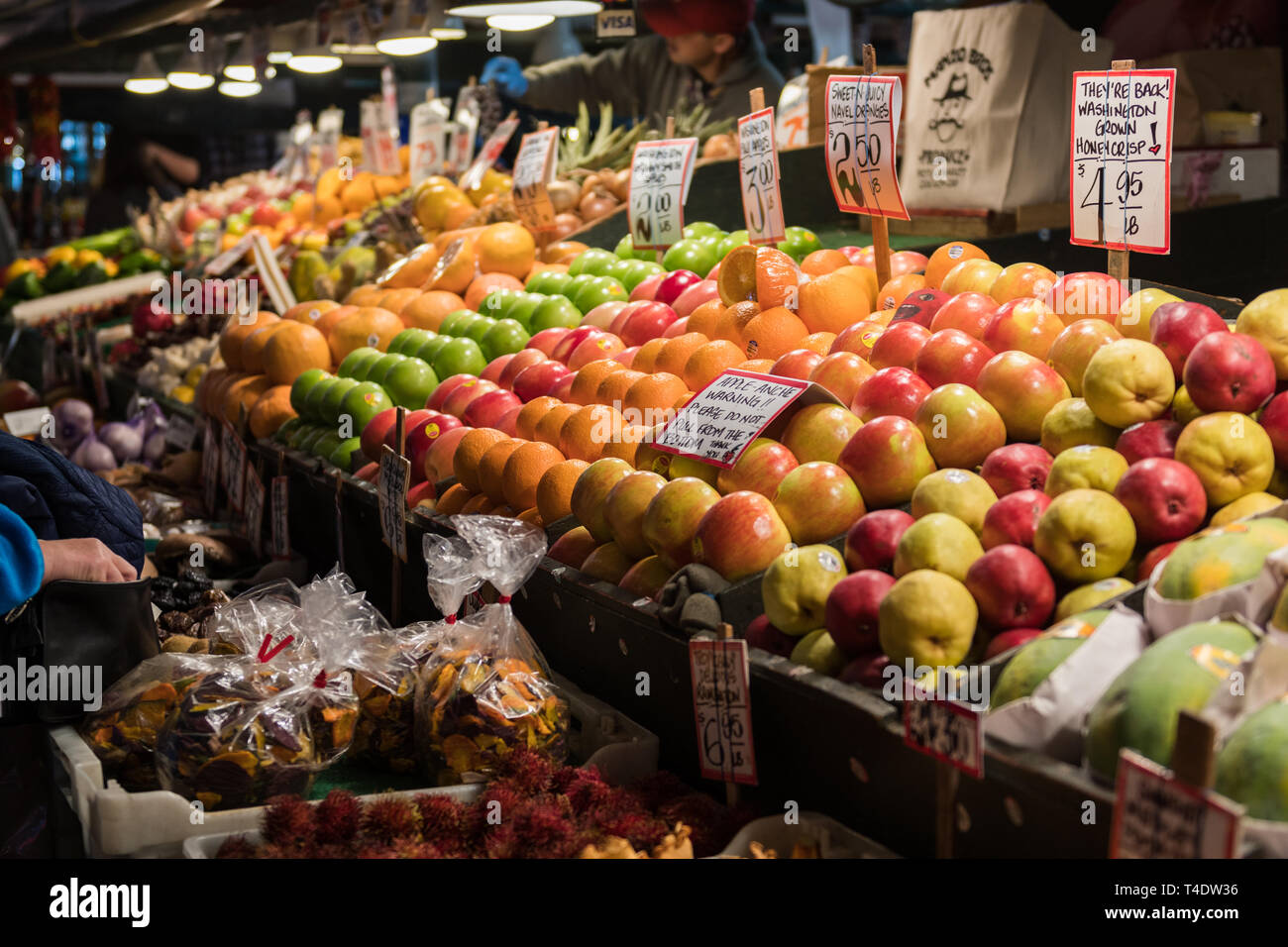 Pressione di stallo di frutta a Pike Place Market di Seattle Foto Stock