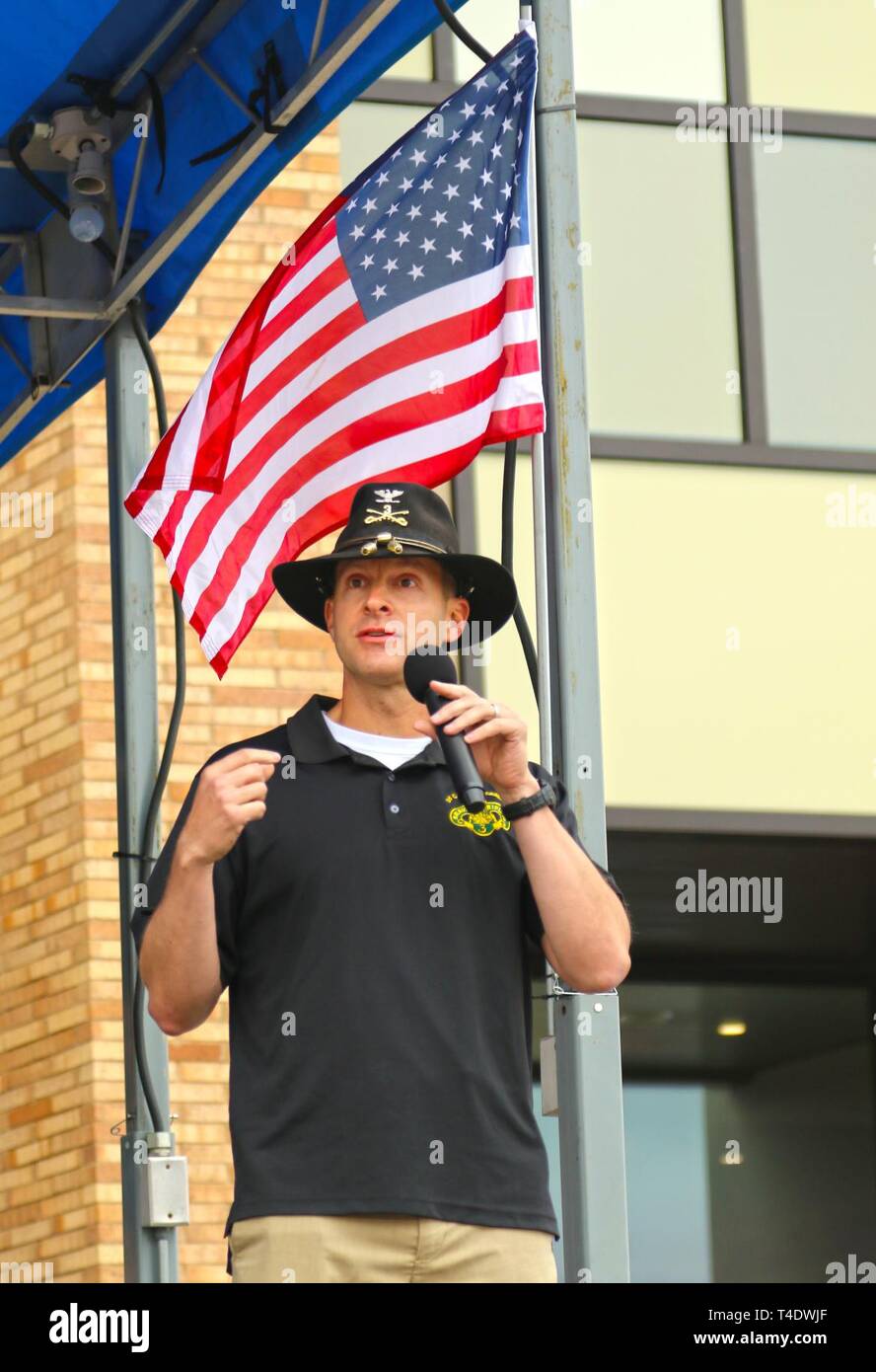 Col. Jonathan Byrom, commander, 3° reggimento di cavalleria, grazie la città di Harker Heights per ospitare un welcome home celebrazione del reggimento in onore Marzo 23, 2019, al Commissario di Bordo Family Park in Harker Heights, Texas. Foto Stock