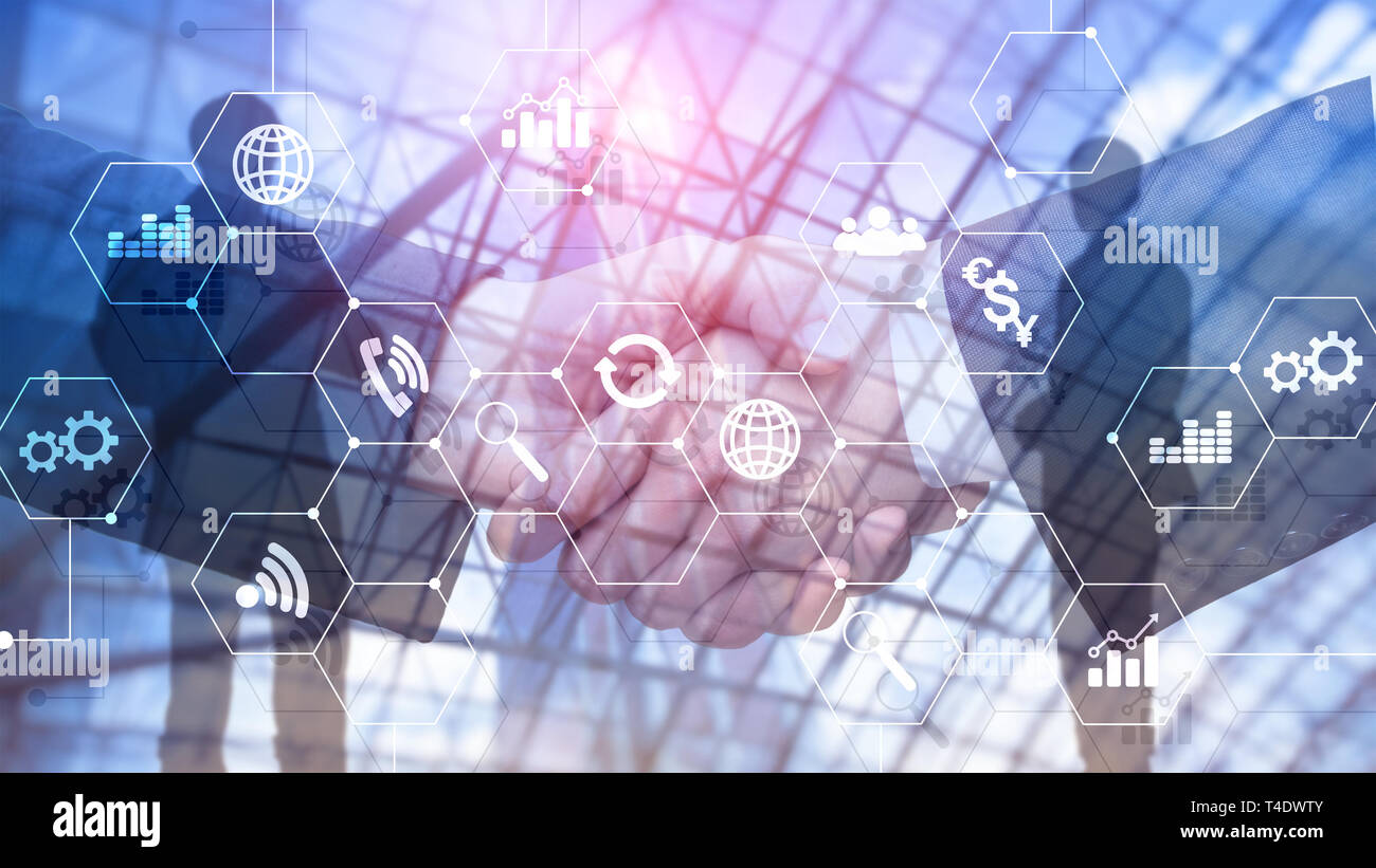 La doppia esposizione dei supporti misti. Gli schemi e le icone sulla schermata di ologramma. La gente di affari e moderna città sullo sfondo Foto Stock