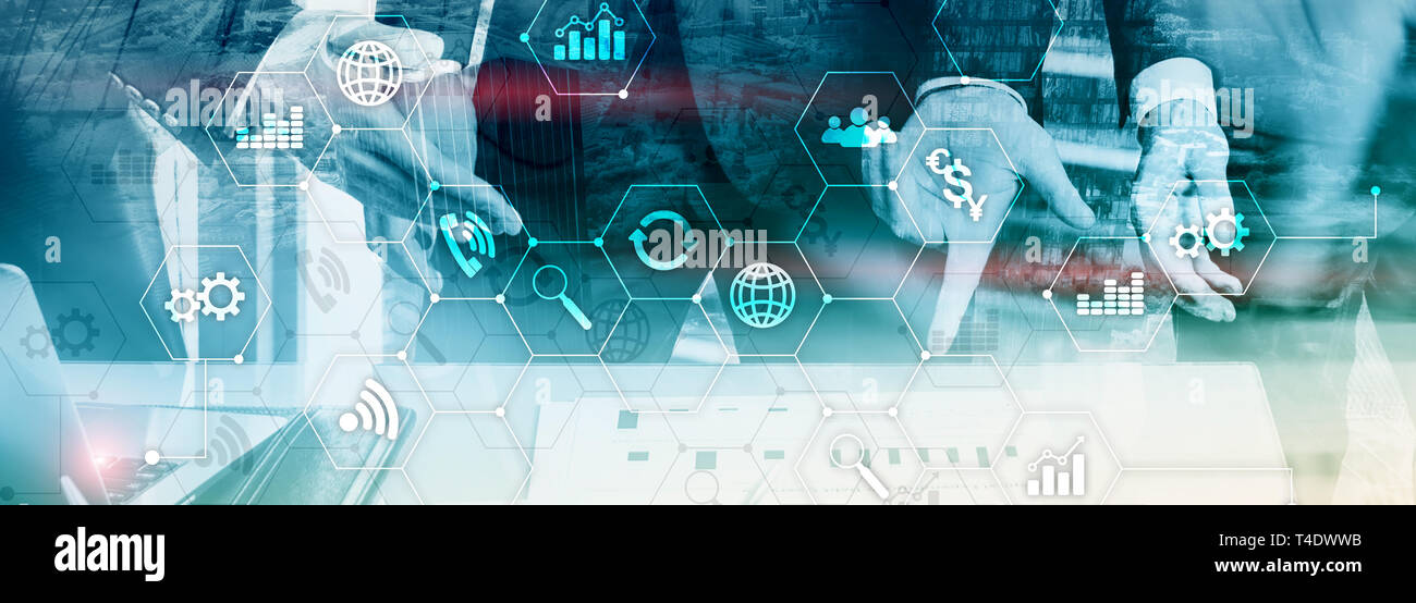 La doppia esposizione dei supporti misti. Gli schemi e le icone sulla schermata di ologramma. La gente di affari e moderna città sullo sfondo. Banner Aziendale Foto Stock