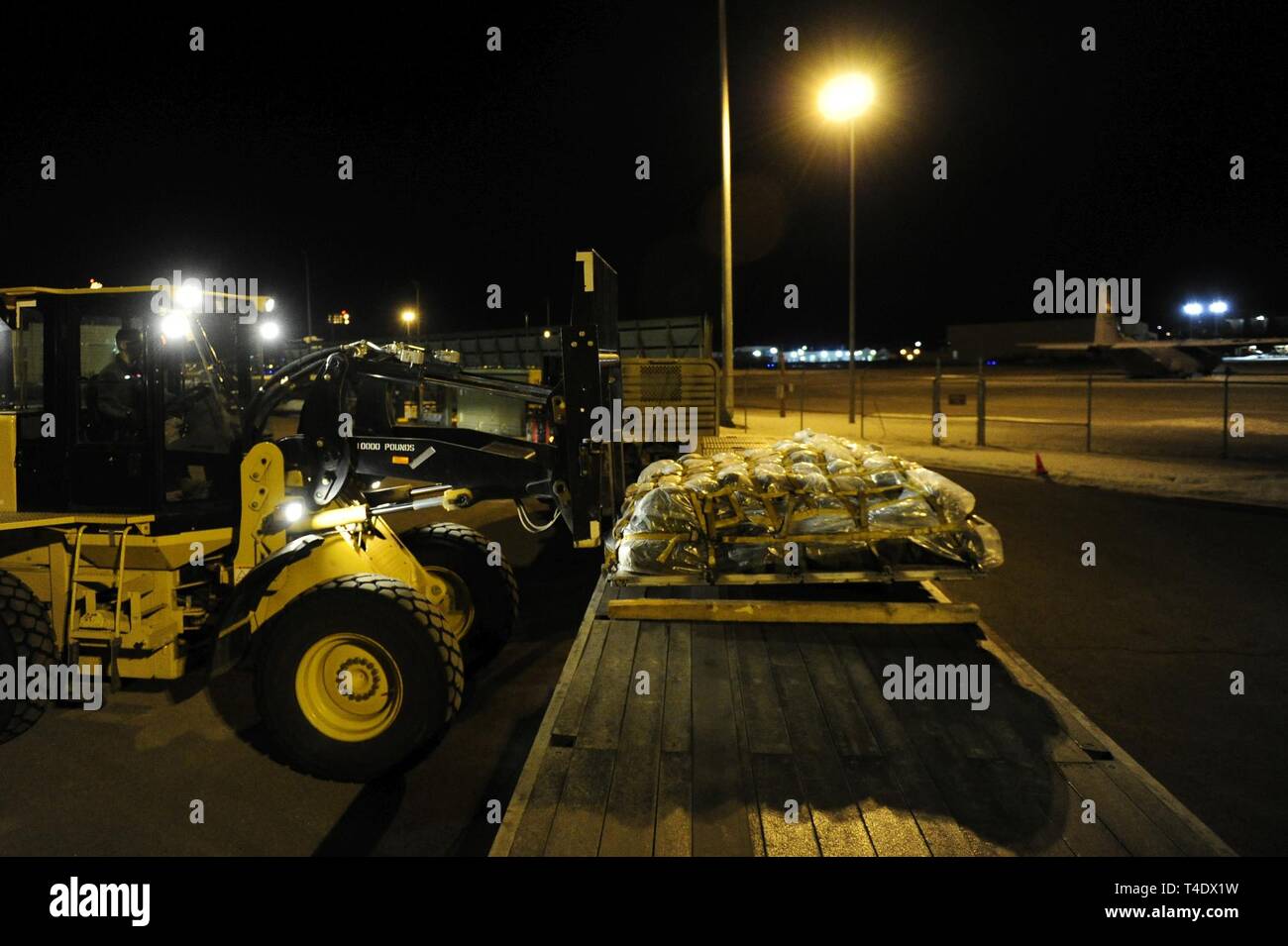 Stati Uniti Air Force Senior Airman William Moreaux, assegnato alla 773d disponibilità logistica Squadron, utilizza un carrello elevatore per rimuovere un'apparecchiatura pallet dal carrello dello scanner a superficie piana durante la forza polare 19-4 a base comune Elmendorf-Richardson, Alaska, Marzo 26, 2019. Forza polare è due settimane di esercizio progettata per testare JBER missione della disponibilità. Esercizi come questo di rafforzare e sviluppare le competenze dei membri richiedono quando si tratta di far fronte a situazioni sfavorevoli. Foto Stock