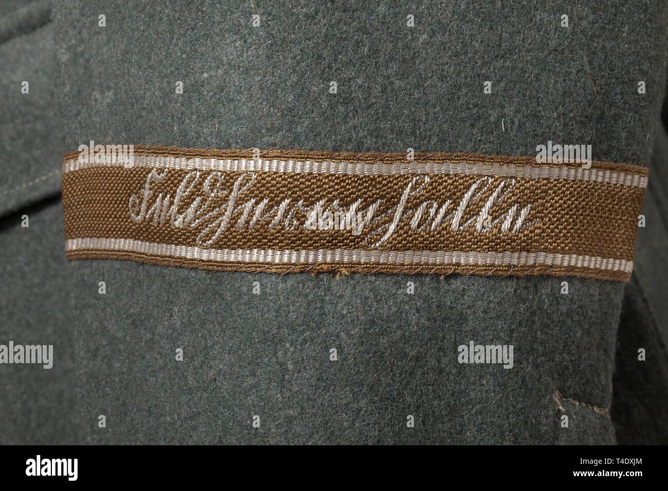 Una tunica di campo M 43 per un tenente dei pionieri del reggimento Feldherrnhalle campo-grigio pezzo in magazzino M 43, modificati per gli ufficiali. Ricamati a mano con collare patch, cuciti in schede di spalla con Feldherrnhalle appliqué, ricamati a mano con officer's eagle, cucito Feldherrnhalle sleeveband, ordini loops, grigio seta artificiale fodera. La tunica è in un quasi mint stato di conservazione. storica, storica, ingegnere, Sappers e minatori, ingegneri, militare, militaria, ramo di servizio, rami di servizio, documenti, documento, clipping, clippings, tagliate, cut-out, ritagli Editorial-Use-solo Foto Stock