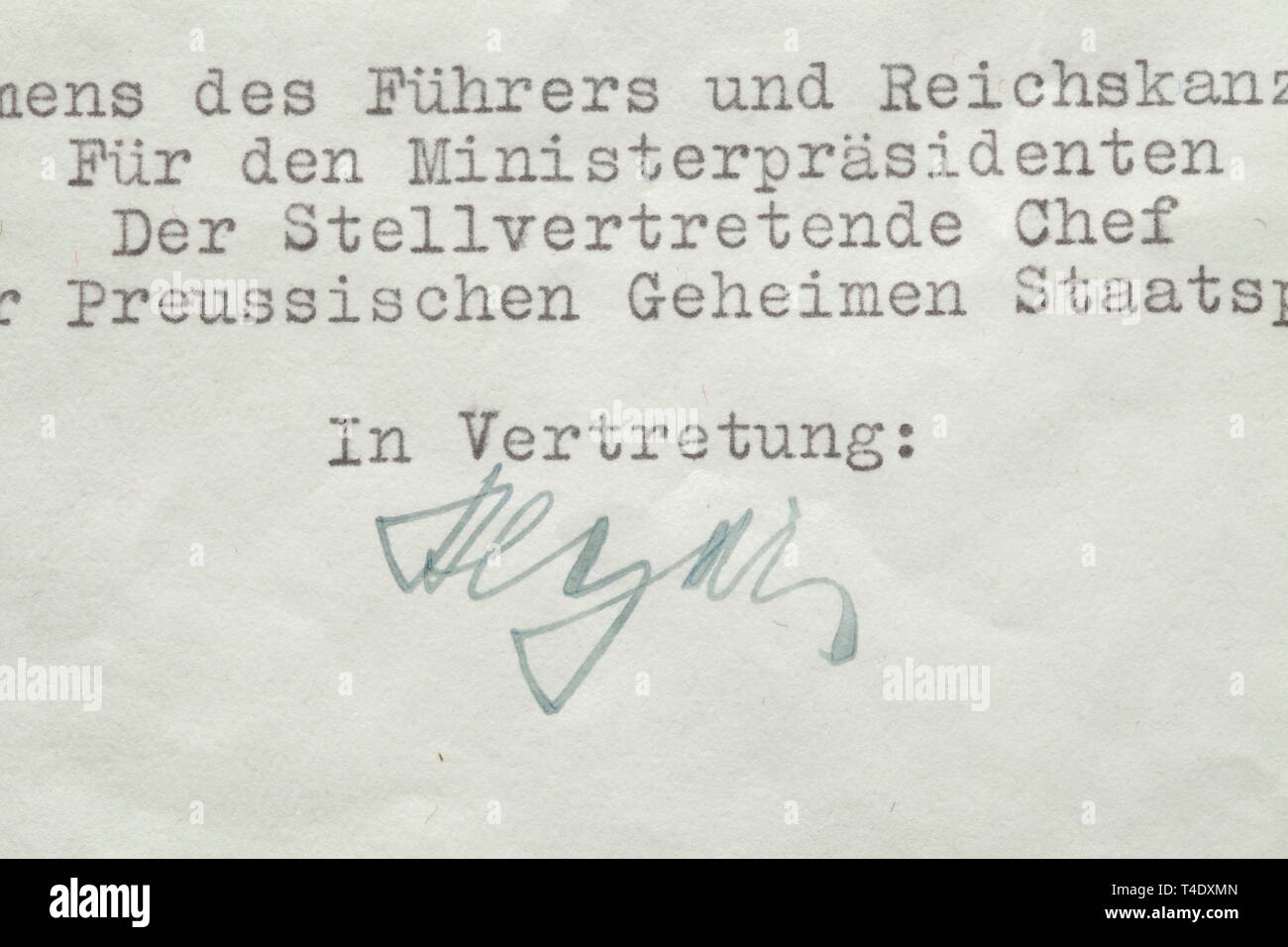 Reinhard Heydrich (1904 - 1942) - Firmato un certificato di nomina e la Gestapo badge. Doppio foglio con una pagina dattiloscritta, blind-stampati con una polizia eagle, piegati, forati. Hans Bonné la nomina a Kriminaloberassistent il 10 aprile 1937, firmato in inchiostro 'Heydrich'. I segni dell'età. Anche un badge Gestapo, n. '2588', nickel-argento, complementare con la nazionale aquila in rilievo sul retro con iscrizione sollevata e il numero stampigliato. Segni di usura e l'età. Dimensioni 51 x 37 mm. Reinhard Heydrich ha giocato una parte importante nella eliminazione del leader SA (Ròhm) ed è stato quindi un, Editorial-Use-solo Foto Stock