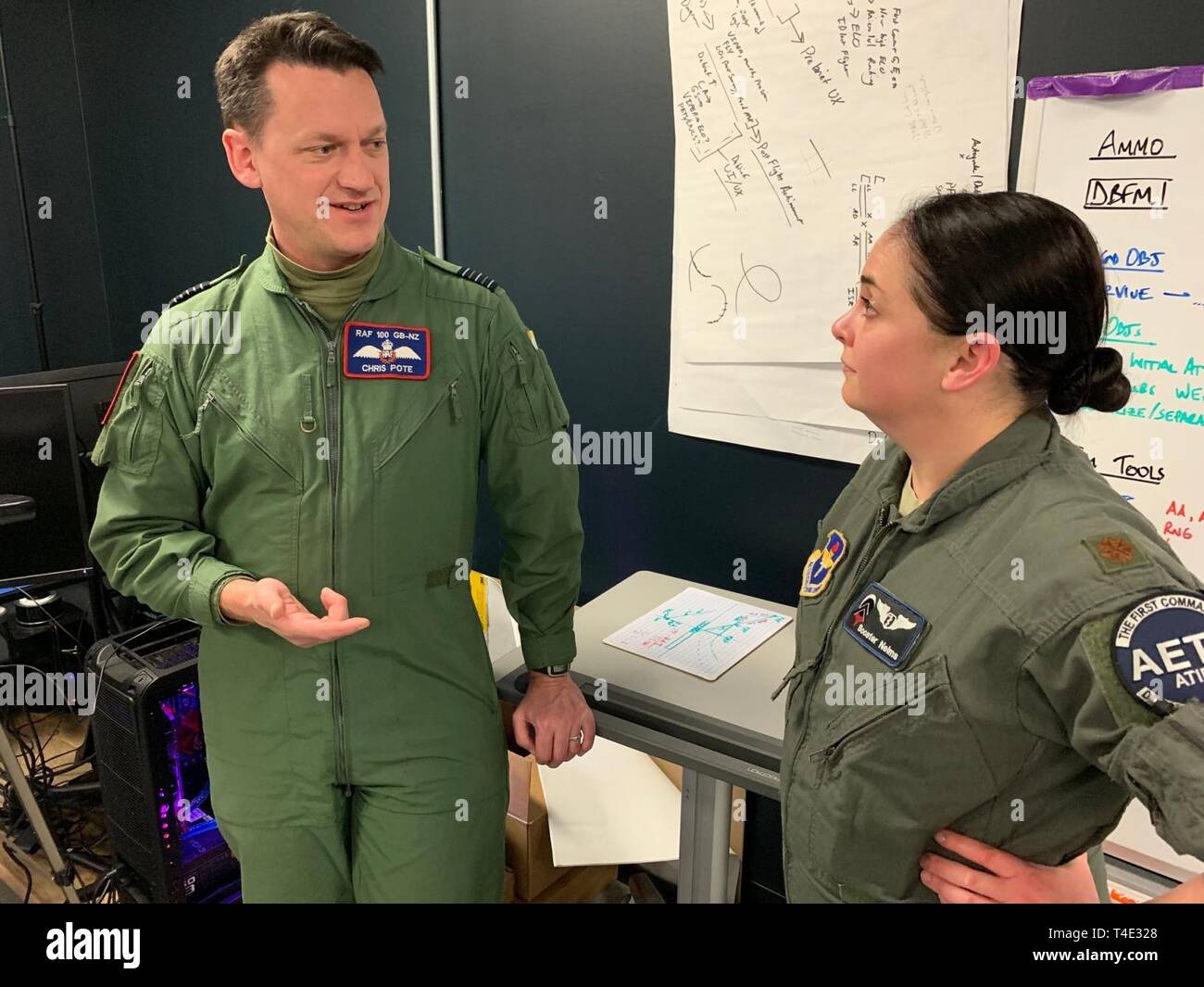 Stati Uniti Air Force Il Mag. Joanna Nelms, formazione pilota Avanti 2.0 medico di volo dal 359 Medical Group, parla di Royal Air Force Wing Commander Christopher pote, sede 22 del gruppo, all'PTN struttura presso le Forze Armate di riserva nel centro di Austin, Texas, Marzo 18, 2019. La RAF è la partecipazione in PTN della seconda iterazione in uno sforzo per accelerare l'apprendimento e aumentare la produzione pilota. Foto Stock