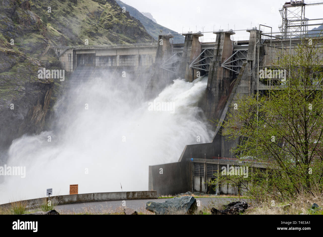 Hells Canyon Dam in Hells Canyon (Oregon/Idaho) rilasciando circa 32.000 piedi cubici per secondo (CFS) Foto Stock