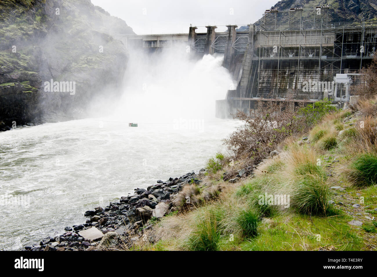 Hells Canyon Dam in Hells Canyon (Oregon/Idaho) rilasciando circa 32.000 piedi cubici per secondo (CFS) Foto Stock