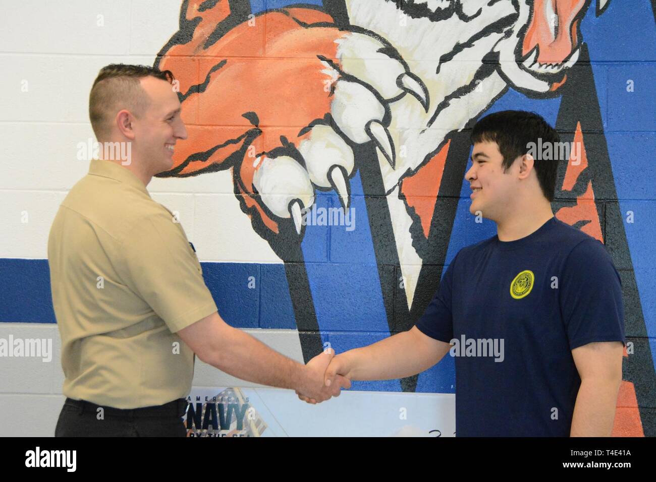 Futuro Sailor Michael Meade accetta il suo $40.000 arruolamento bonus da macchinista Mate (nucleare, sottomarini) Prima Classe concedere McKee, Navy Talent Acquisition Gruppo di Nashville campo nucleare coordinatore a Waverly Central High School di Waverly, Tennessee il 26 marzo 2019. (Marina Foto Stock
