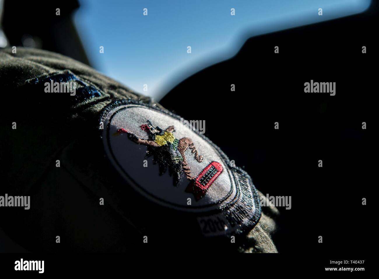 Un ventesimo Bomb Squadron patch è indossato da Capt. Richard "hash" Brown, ventesimo BS B Stratofortress pilota schierato dalla Barksdale Air Force Base, La., durante una sortita in tutta la Norvegia, 28 marzo 2019. Il ventesimo BS è stato intorno per più di cento anni. Foto Stock