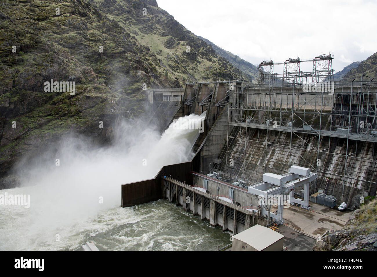 Hells Canyon Dam in Hells Canyon (Oregon/Idaho) rilasciando circa 32.000  piedi cubici per secondo (CFS Foto stock - Alamy