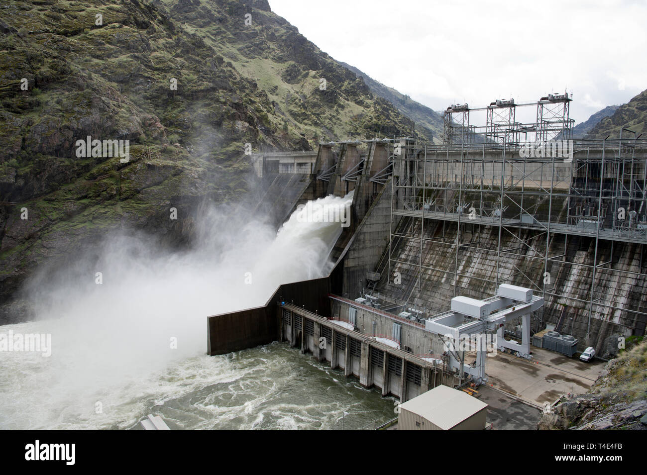 Hells Canyon Dam in Hells Canyon (Oregon/Idaho) rilasciando circa 32.000 piedi cubici per secondo (CFS) Foto Stock