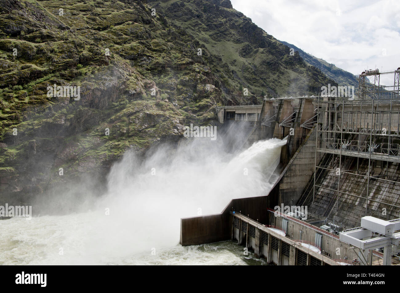 Hells Canyon Dam in Hells Canyon (Oregon/Idaho) rilasciando circa 32.000 piedi cubici per secondo (CFS) Foto Stock