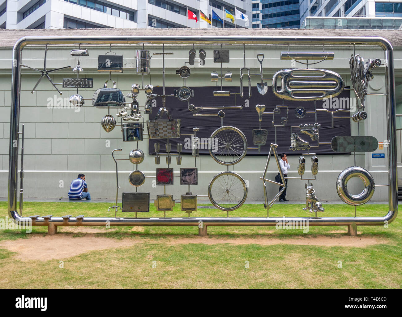 " Tutti i essenzialmente essenziale " acciaio inossidabile scultura di Tan Wee accesa sul display nel centro cittadino di Singapore. Foto Stock